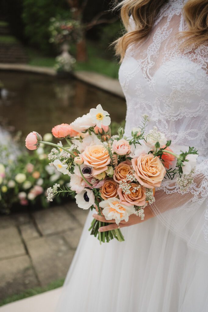 How to style you wedding with flowers - the bridal bouquet