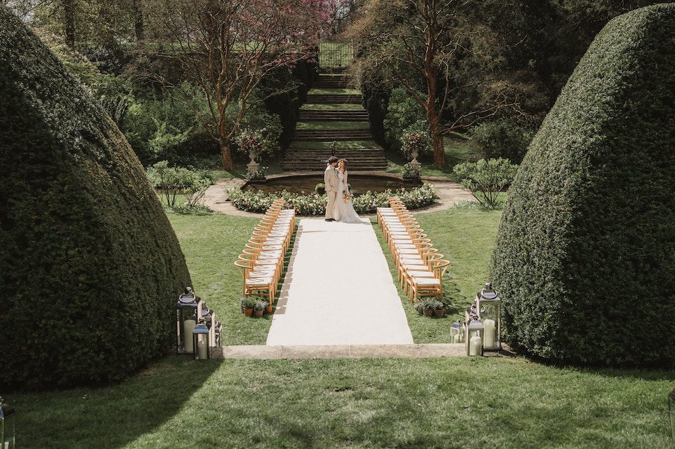 How to style you wedding with flowers - an outdoor aisle